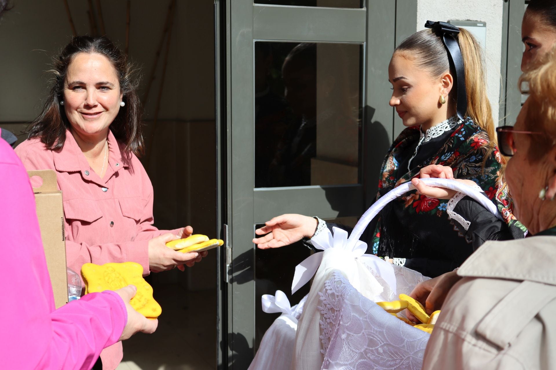 Las imágenes del reparto de panes en Santo Domingo