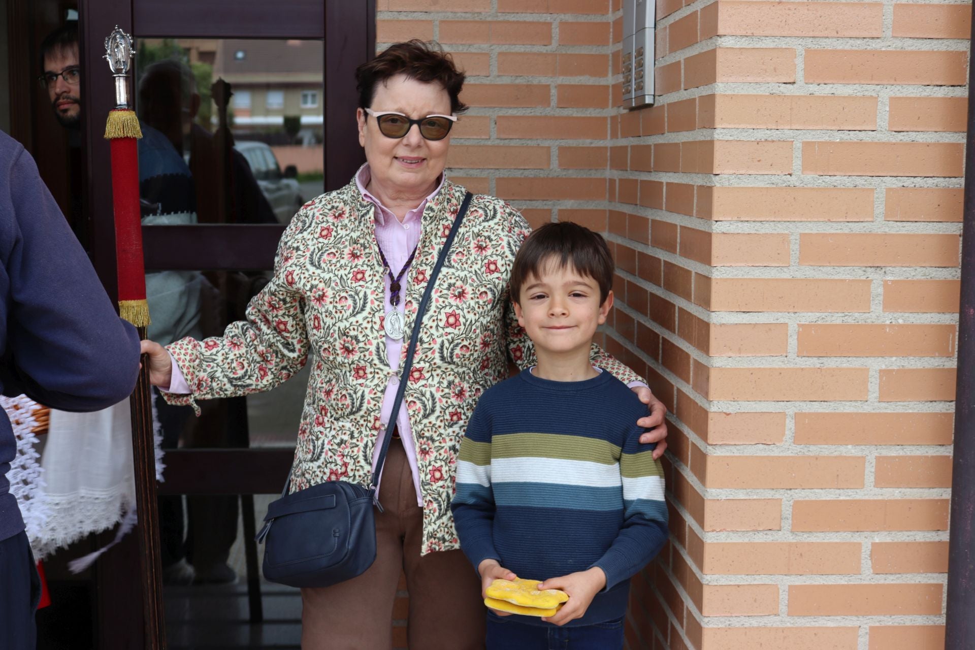 Las imágenes del reparto de panes en Santo Domingo