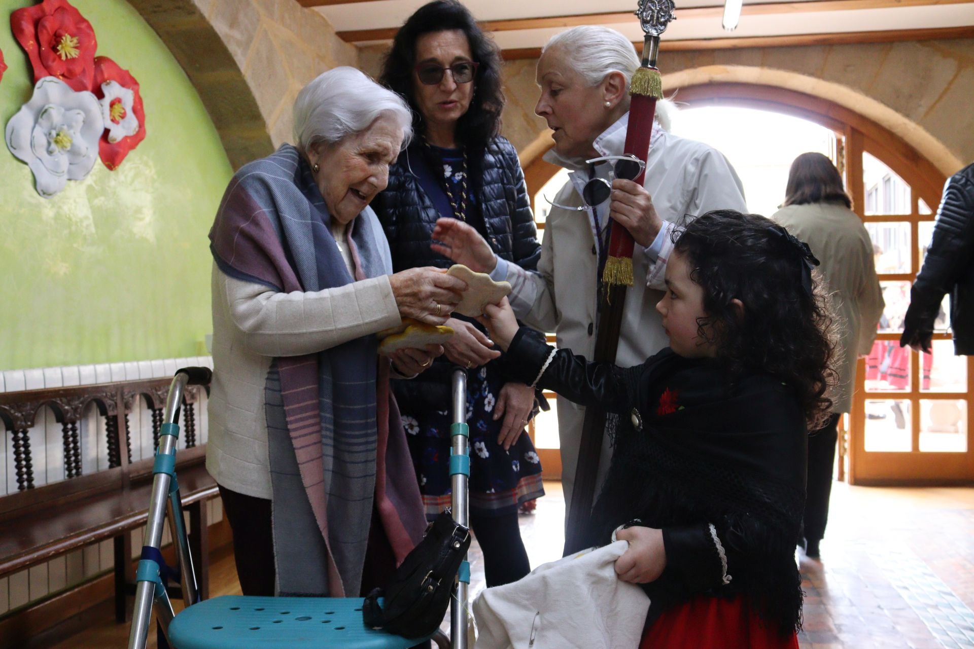 Las imágenes del reparto de panes en Santo Domingo