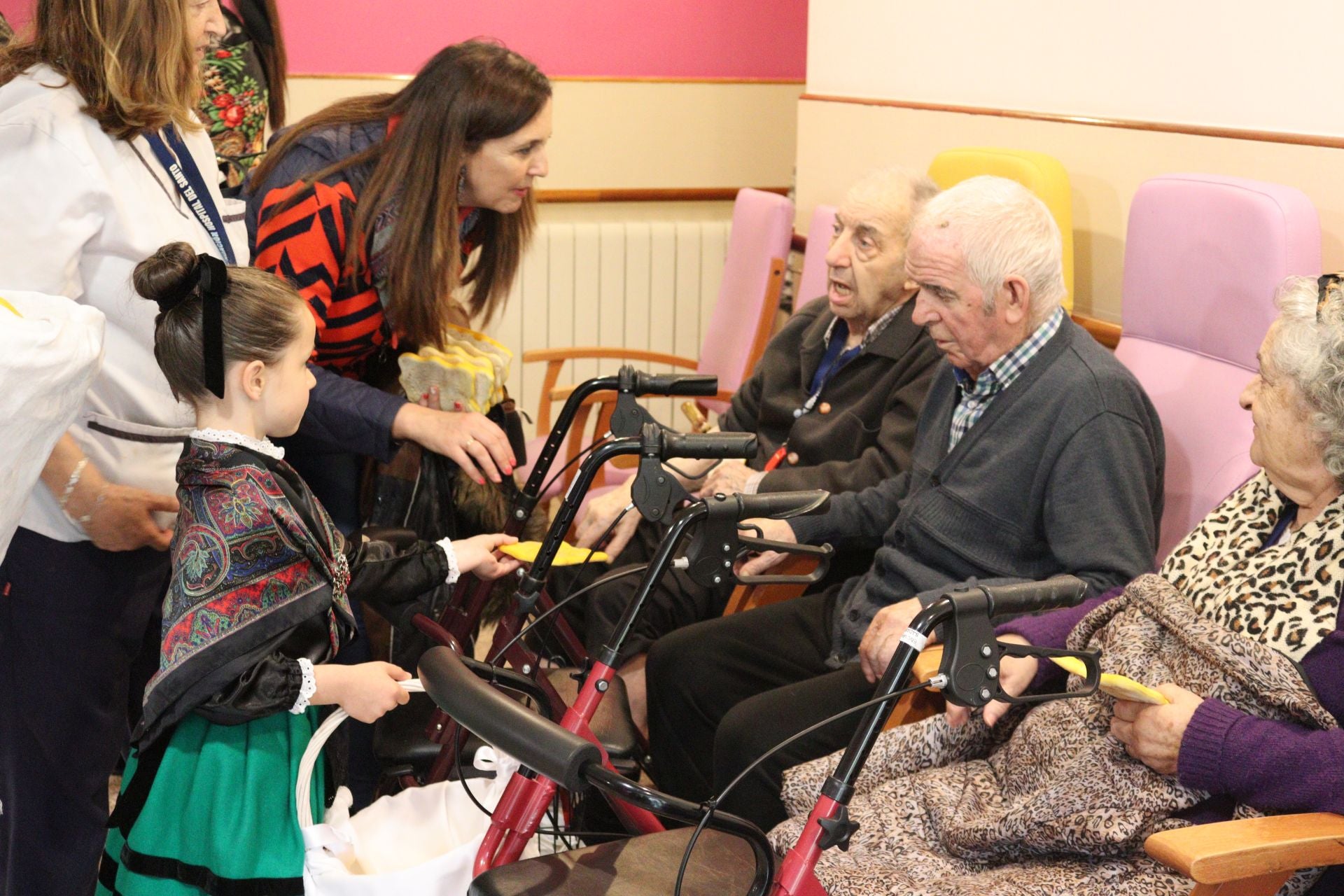 Las imágenes del reparto de panes en Santo Domingo