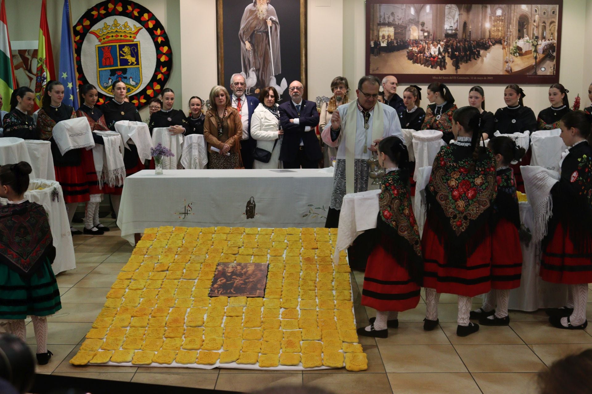 Las imágenes del reparto de panes en Santo Domingo