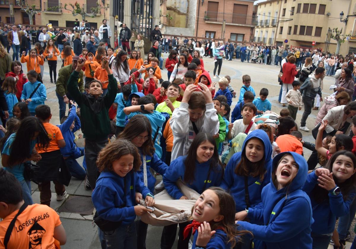 Las cuadrillas de niños en el lanzamiento de caramelos después del chupinazo, ayer en Aldeanueva.