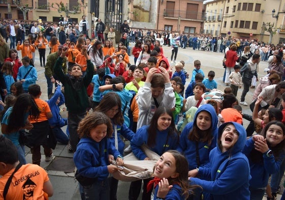 Las cuadrillas de niños en el lanzamiento de caramelos después del chupinazo, ayer en Aldeanueva.