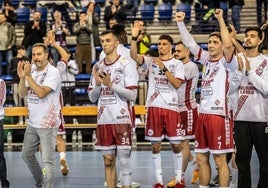 Los jugadores del Ciudad de Logroño celebran el triunfo ante el Villa de Aranda.
