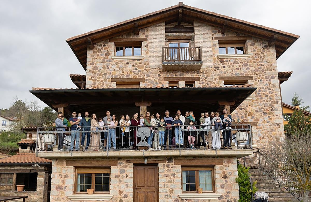 El grupo de amigos de Enrique con sus hijos, procedentes de varios puntos de España, en la casa El Olmo, en El Rasillo.