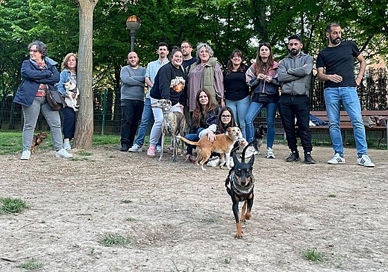 Un grupo de dueños de perros posa en la deteriorada zona de esparcimiento canino de Chiribitas.