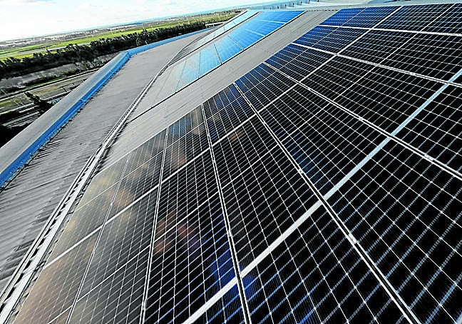 Las placas fotovoltaicas de la riojana Ecotelia del estadio de La Cartuja en Sevilla