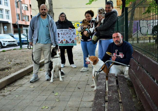 Unos usuarios de la zona de esparcimiento del parque Gallarza posan ante un banco sucio