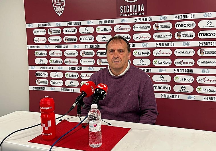 Carlos Lasheras, antes de comenzar la rueda de prensa este viernes