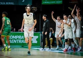 El banquillo blanquiazul celebra un triple de Savkov.
