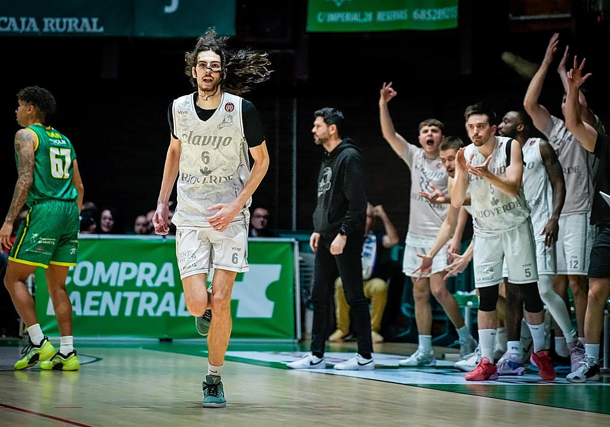 El banquillo blanquiazul celebra un triple de Savkov.