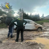 El coche quedó atrapado por el barro en un camino.