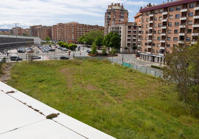 Solar que Adif va a ceder al Ayuntamiento para esparcimiento.