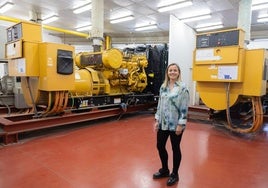 Vanesa Jiménez Lacarra, subdirectora de Infraestructuras y Servicios Técnicos del Seris, junto a los grupos electrógenos que mantuvieron el pulso del San Pedro el 28 de abril.
