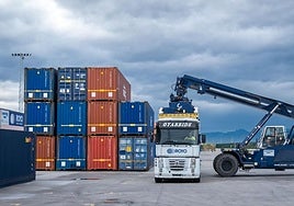 Contenedores en las instalaciones del centro logístico Royo.