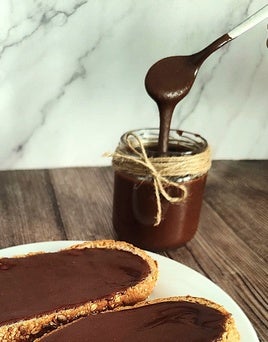 Un tarro de crema de cacao y avellanas.