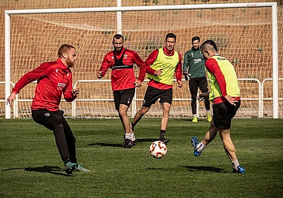 Jon Madrazo juega el balón ante Julen Monreal.