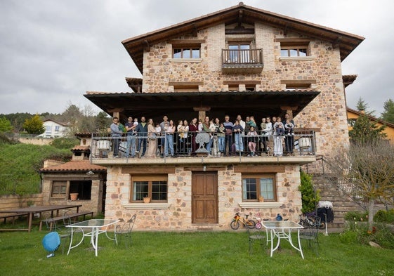 Un grupo de treinta y seis amigos, de varios puntos de España, en la casa El Olmo, en El Rasillo.
