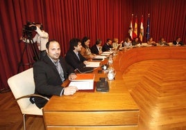 Antonio Fuertes, el día en que tomó posesión de su acta de concejal en el pleno del Ayuntamiento de Logroño