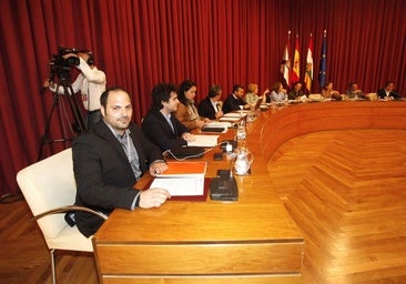Antonio Fuertes, el día en que tomó posesión de su acta de concejal en el pleno del Ayuntamiento de Logroño