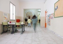 Niños jugando en el colegio durante la jornada post-apagón
