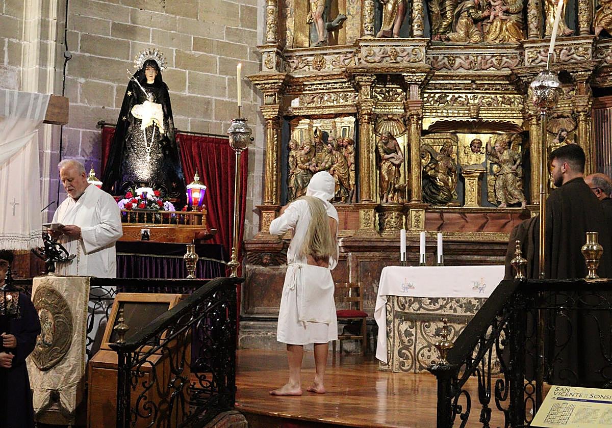 Uno de los disciplinantes realizando la penitencia.