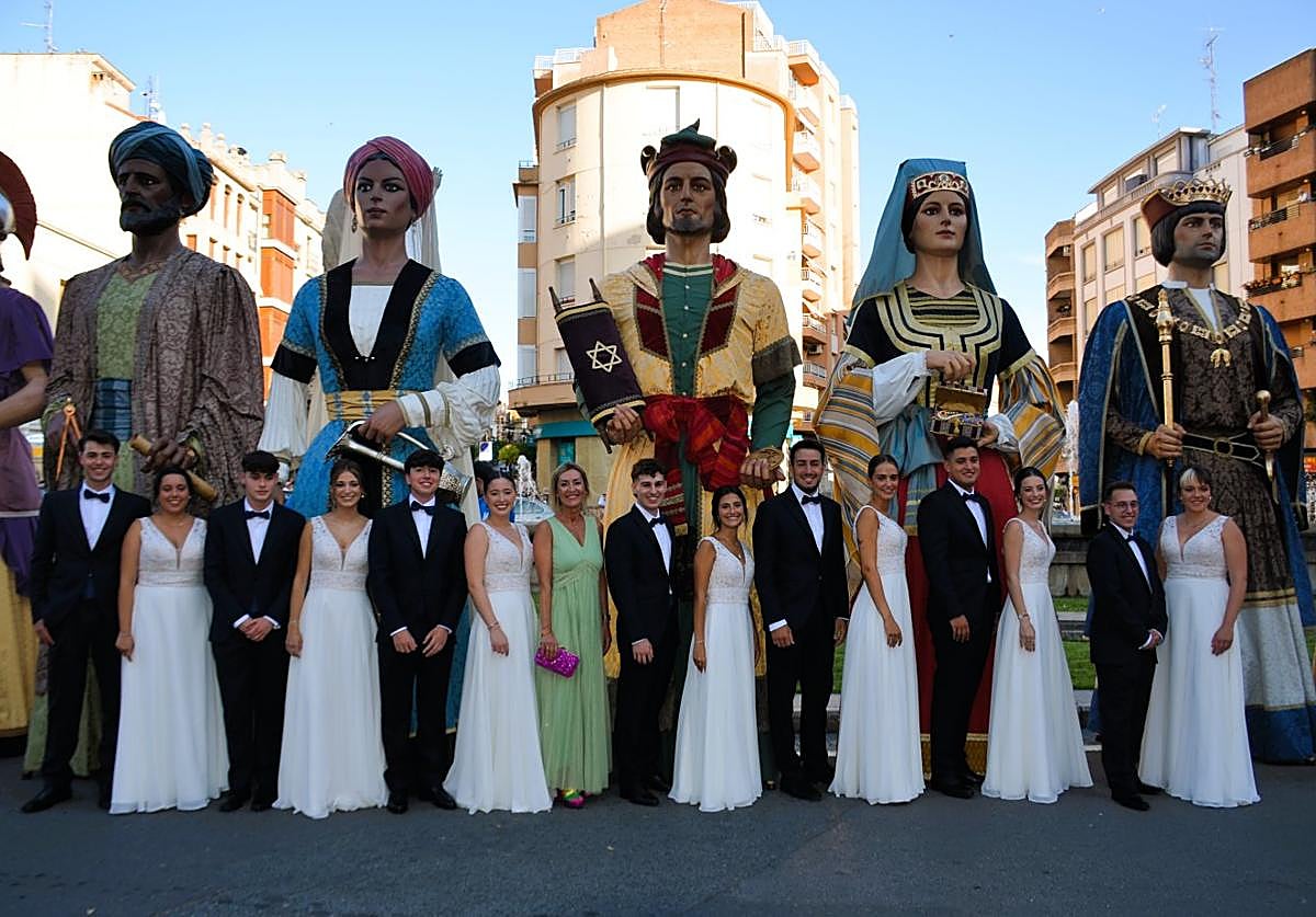 Reyes de las fiestas, damas y caballeros y la edil de Festejos.