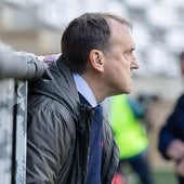 Carlos Lasheras sigue el partido de su equipo desde el banquillo.