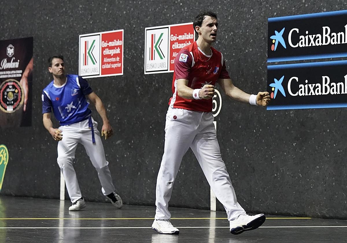 Altuna celebra un tanto ganado con Darío a su espalda.