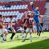 Jon despeja el balón en pugna con Lupu