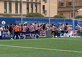 Los jugadores de la SDL saludan a la afición al final del partido.