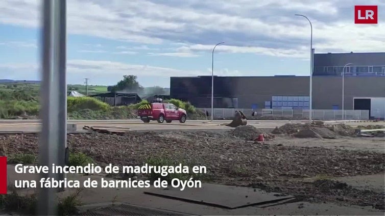 Grave incendio de madrugada en una fábrica de resinas en Oyón