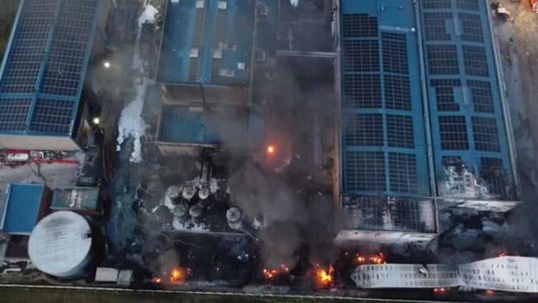 Extinguido el grave incendio declarado de madrugada en una fábrica de barnices de Oyón