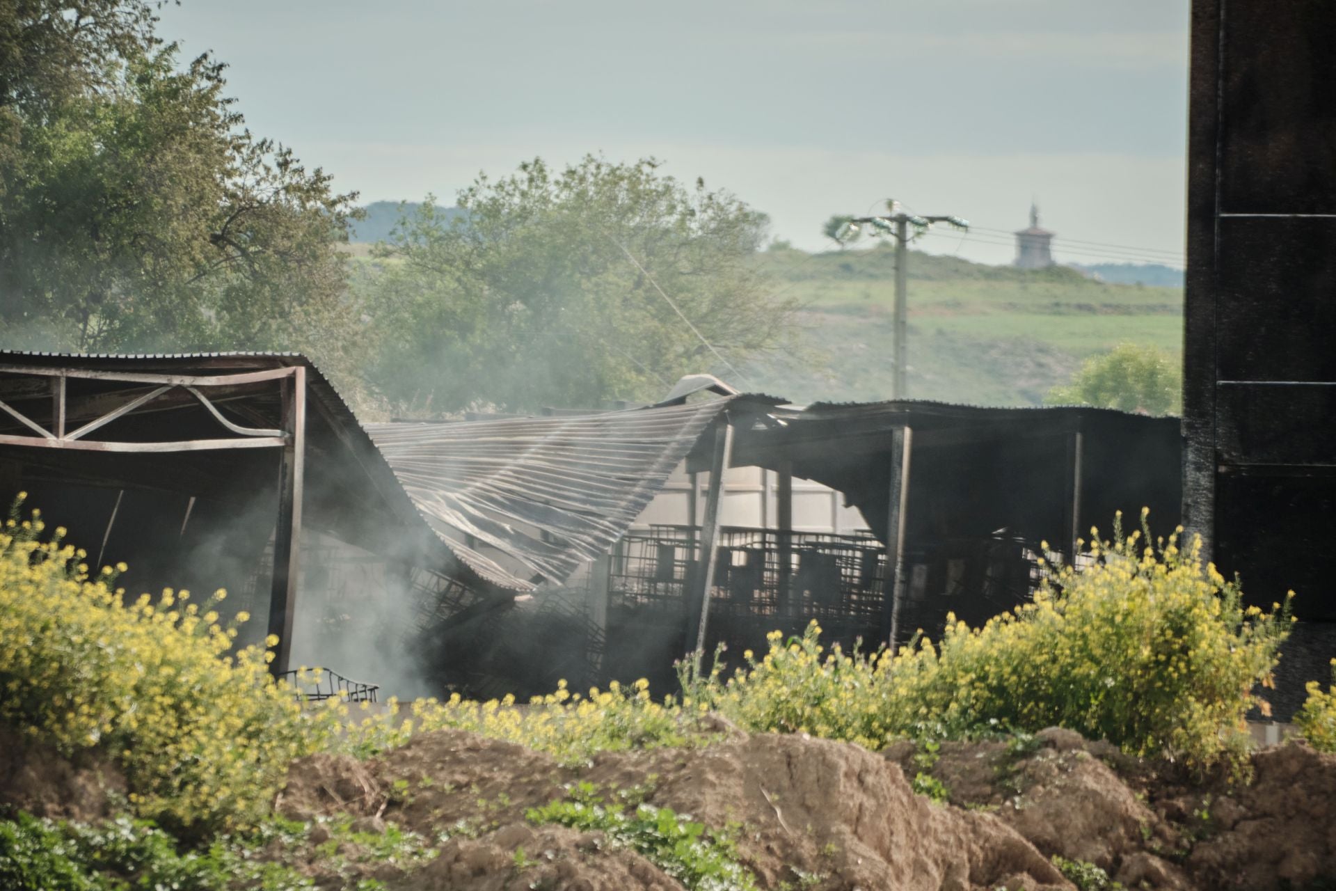 Incendio de madrugada en una fábrica de resinas de Oyón