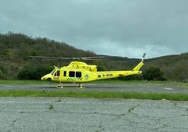 Evacuado un bombero en helicóptero tras ser atropellado en la N-111 en Lumbreras