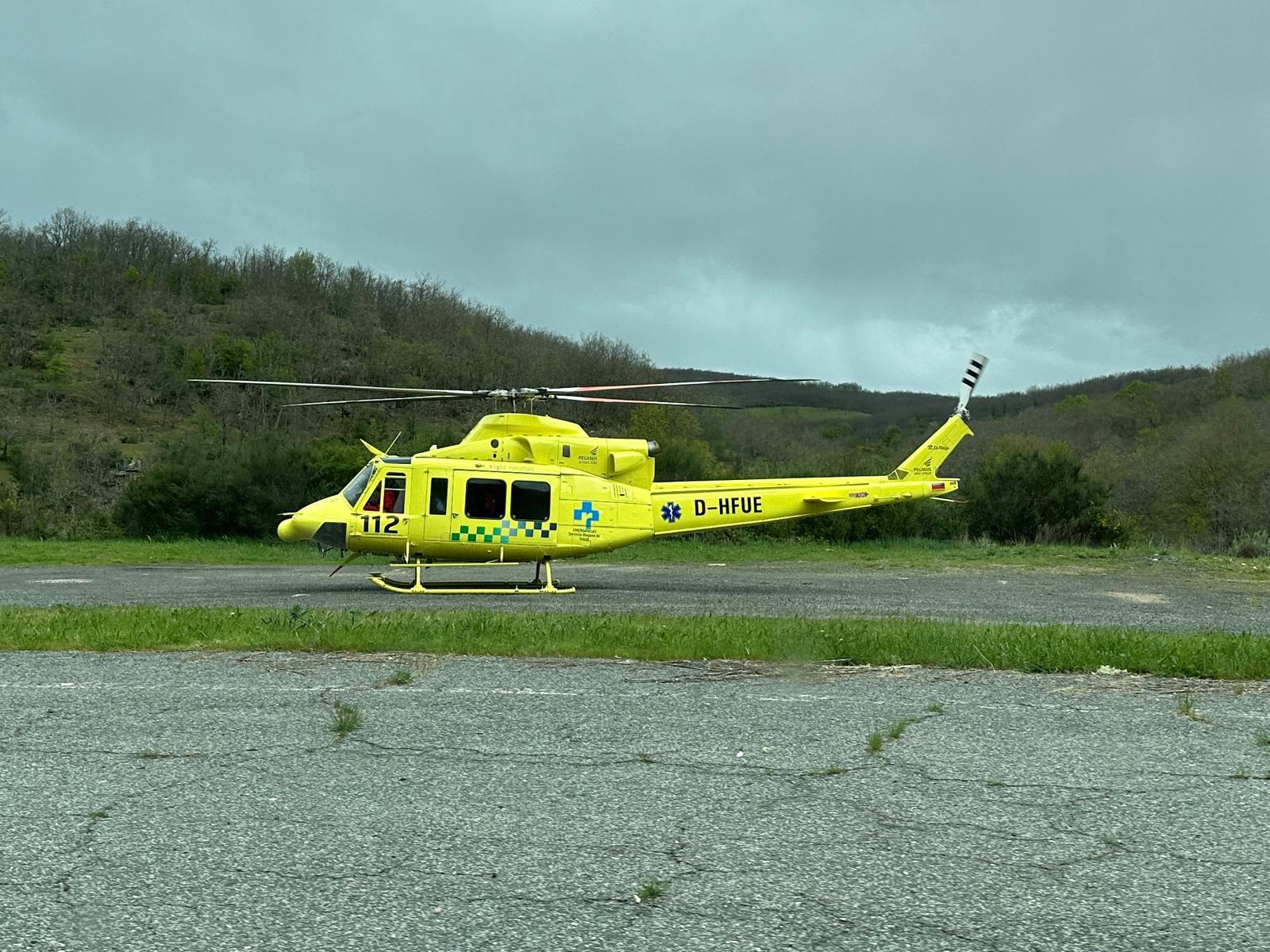 El helicóptero de emergencias, en pleno aterrizaje.