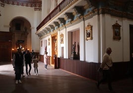 La franja azul con adornos dorados recorre toda la parte superior del trascoro, que es eje del templo.