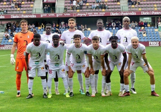 Once titular del Real Ávila, ayer en Pontevedra.