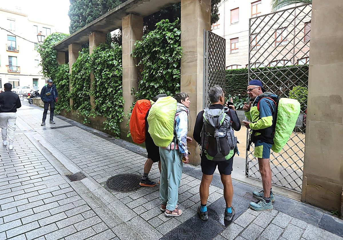 Varios peregrinos, este lunes, dispuestos a alojarse en el albergue de Logroño.