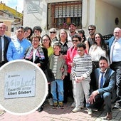 Plaza del pintor Albert Gilabert. Familia y autoridades junto a la nueva placa en reconocimiento al arista catalán, cerverano de adopción.