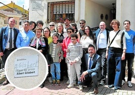 Plaza del pintor Albert Gilabert. Familia y autoridades junto a la nueva placa en reconocimiento al arista catalán, cerverano de adopción.