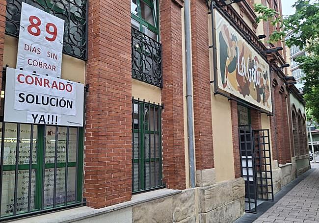 Carteles de protesta en la entrada de La gota de Leche.