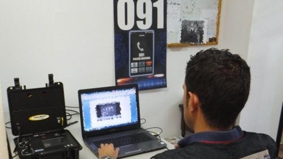 Un policía rastrea en busca de distribuidores de pornografía infantil, en una imagen de archivo.