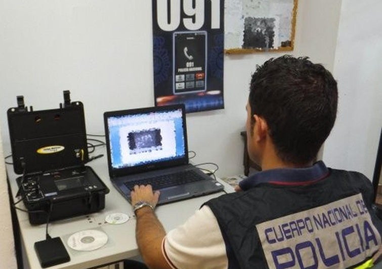 Un policía rastrea en busca de distribuidores de pornografía infantil, en una imagen de archivo.