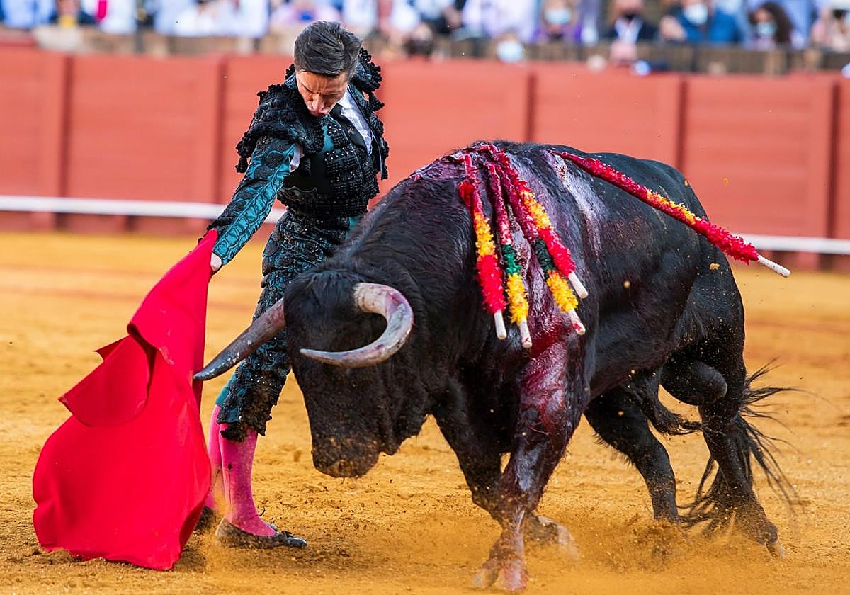 El diestro riojano en una corrida en Sevilla en 2021.