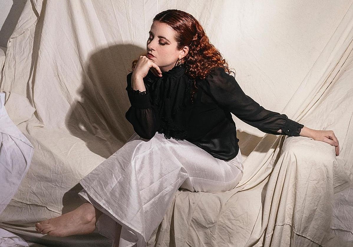 La artista madrileña Elisa Pérez, conocida artísticamente como Caliza.