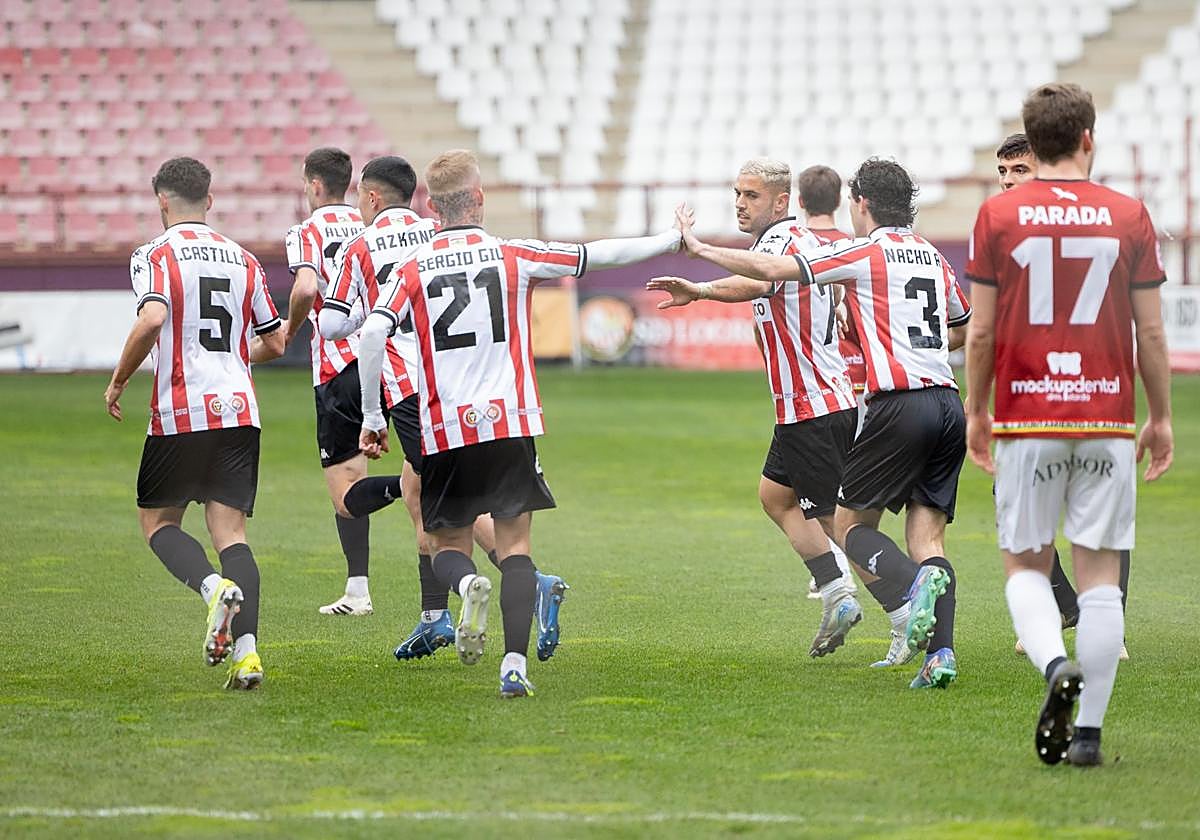 Sergio Gil felicita a Pau Miguélez, que ya ha jugado dos fases de ascenso en el pasado, tras un gol de penalti ante el Ejea.