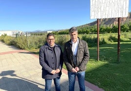 El diputado regional, Daniel Carrillo, junto con el portavoz del Grupo Municipal Socialista, Luis Alonso.