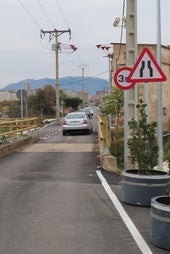 El Ayuntamiento aspira a ampliar el puente sobre el arroyo, que se estrecha al acceder a la zona industrial de El Raposal.