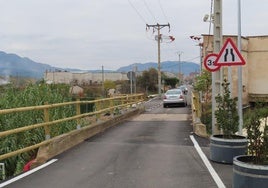 El Ayuntamiento aspira a ampliar el puente sobre el arroyo, que se estrecha al acceder a la zona industrial de El Renocal.